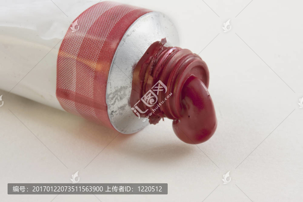 紅色水彩顏料管