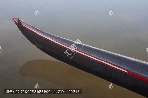 船頭的賽艇在平靜的湖
