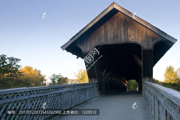 藍(lán)天上覆蓋的步行橋