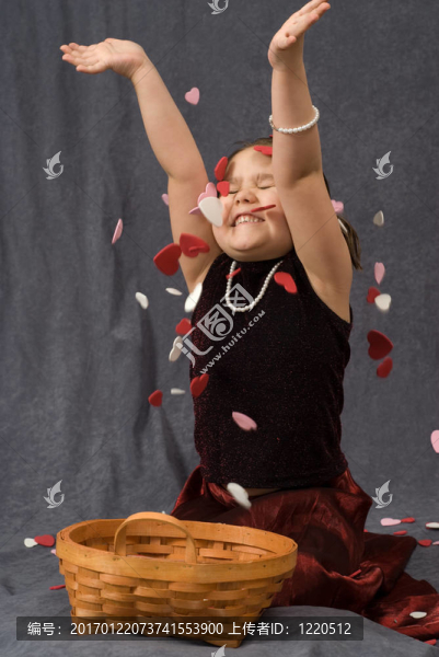 孩子扔紙屑