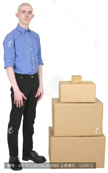 穿著工作服和硬紙板箱的人