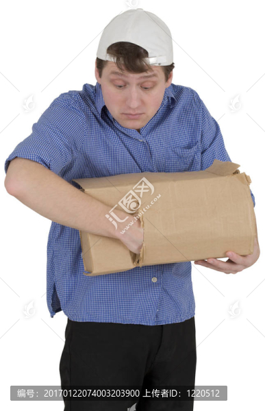 男人偷了盒中放進手