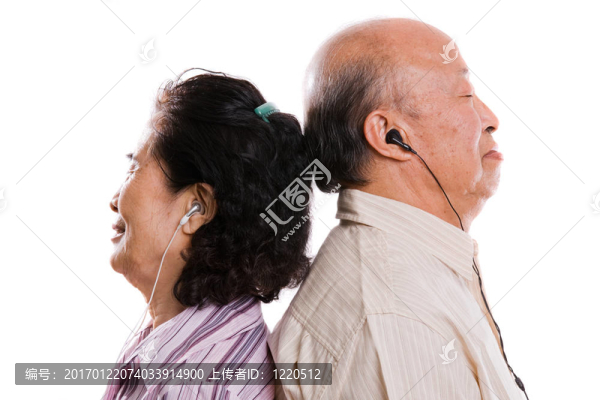 亞洲高級(jí)夫婦聽(tīng)音樂(lè)