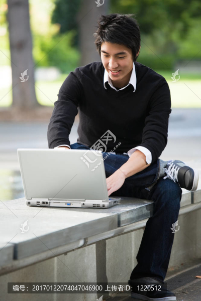 亞洲學(xué)生和筆記本電腦-匯圖網(wǎng) www.fosd68.com 亞洲學(xué)生和筆記本電腦