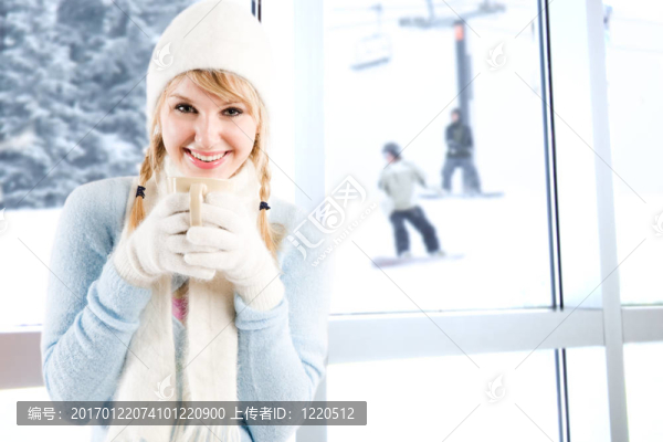 白人女孩喝咖啡