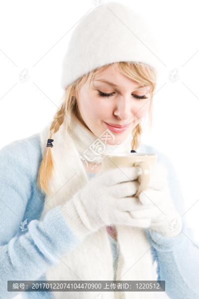 白人女孩喝咖啡