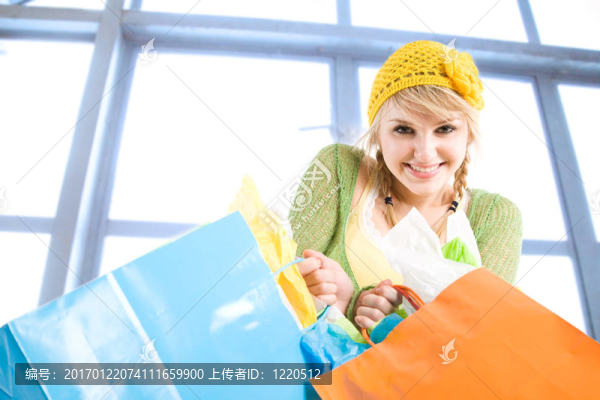 購(gòu)物的白人女孩