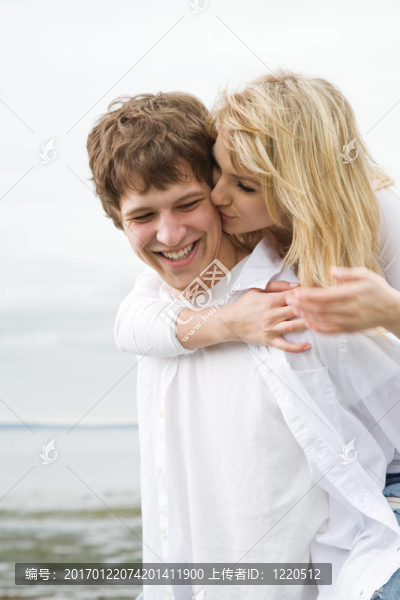 海灘上的白人夫婦