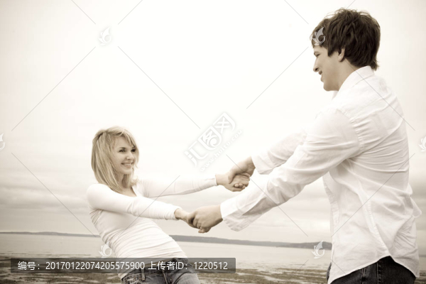 海灘上的白人夫婦
