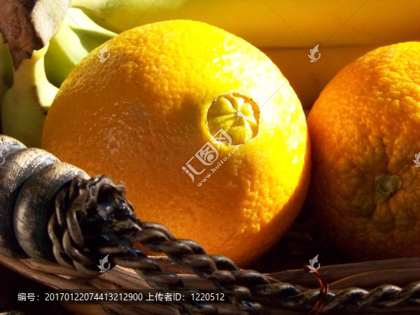 陽光照在水果籃子上