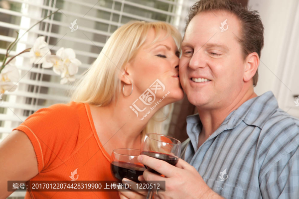 情侶情侶賞酒