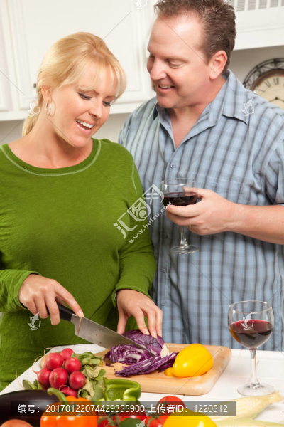 在廚房談話的夫婦