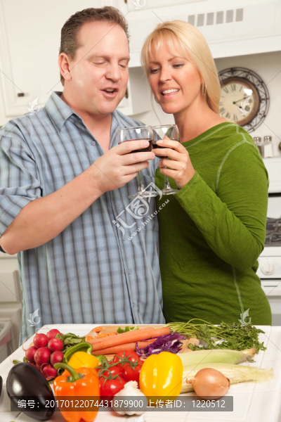 烘烤夫婦享受美酒-匯圖網(wǎng) www.fosd68.com 烘烤夫婦享受美酒