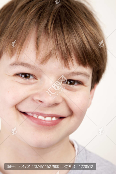 微笑的小男孩