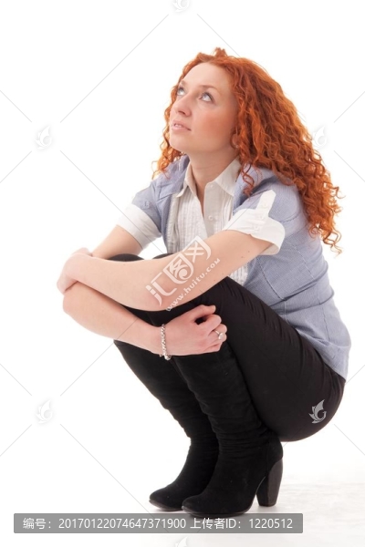 坐在白色背景上的女人