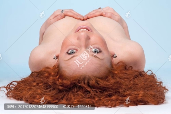 紅頭發(fā)的女人躺在藍色的背景上
