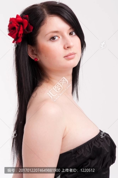 年輕的女人，頭發(fā)上的玫瑰