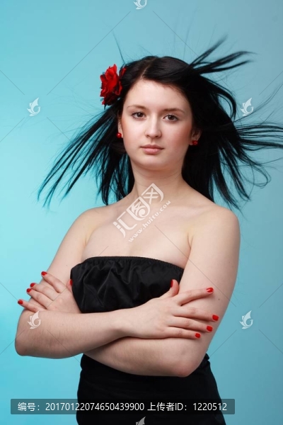 風吹著頭發(fā)的女人