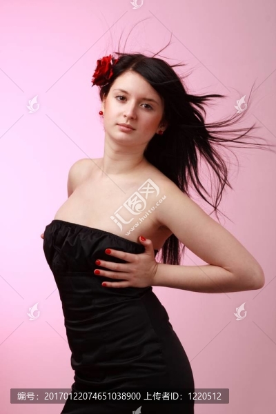 頭發(fā)飛揚(yáng)的女人