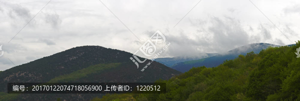 云在山上