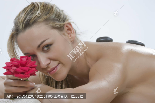 美麗的年輕女人，紅玫瑰