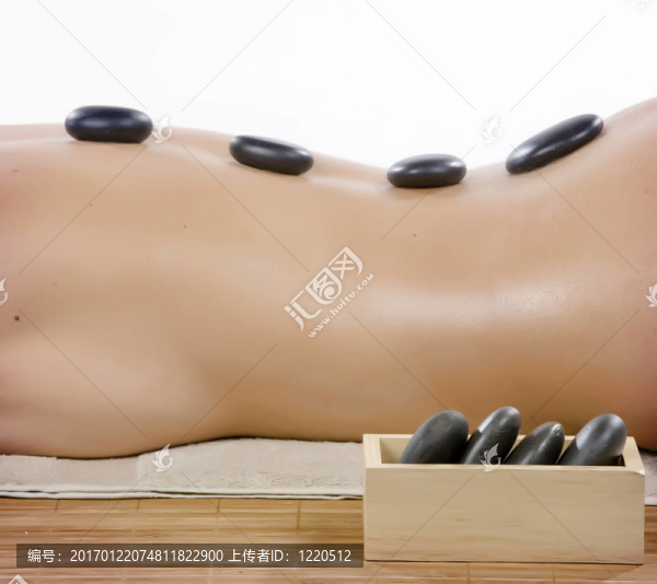 迷人的女人得到水療隔離白色