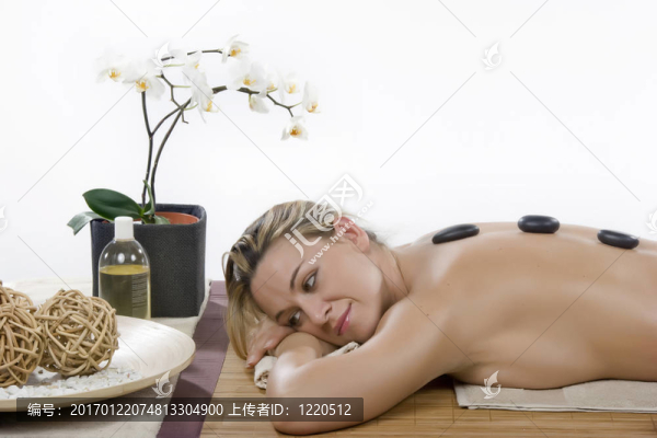 迷人的女人得到水療隔離白色