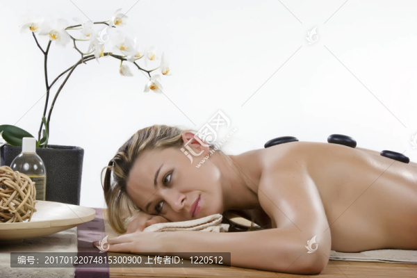 美麗的女人在水療和健康中心hotstone按摩