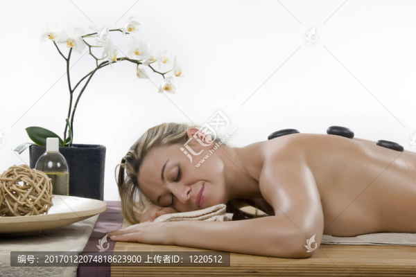 美麗的女人在水療和健康中心hotstone按摩