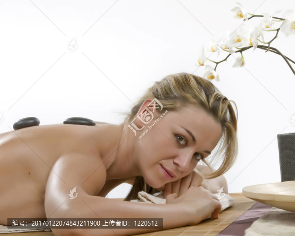 迷人的女人得到水療隔離白色
