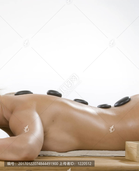 迷人的女人得到水療隔離白色