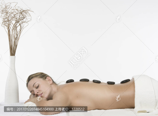 美麗的女人在水療和健康中心hotstone按摩
