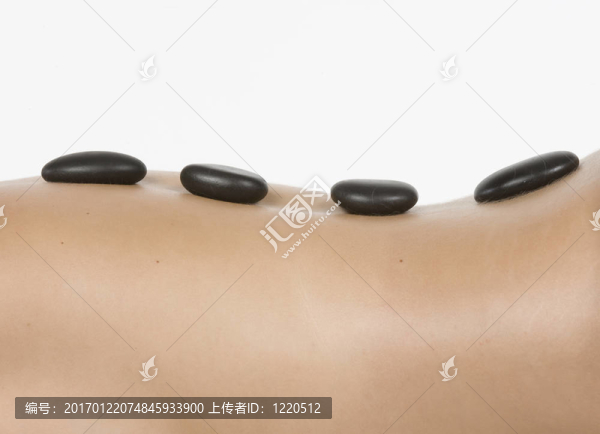 美麗的女人在水療和健康中心hotstone按摩