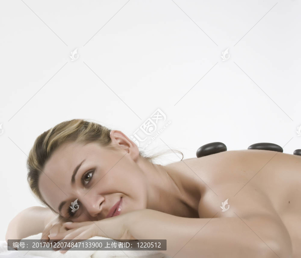 美麗的女人在水療和健康中心hotstone按摩