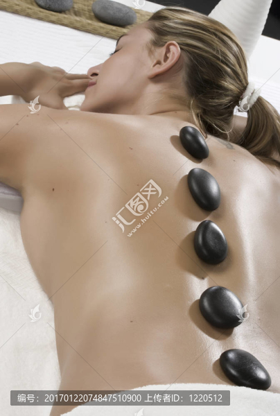 美麗的女人在水療和健康中心hotstone按摩