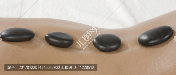 美麗的女人在水療和健康中心hotstone按摩