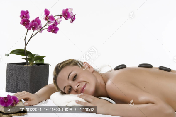 美麗的女人在水療和健康中心hotstone按摩