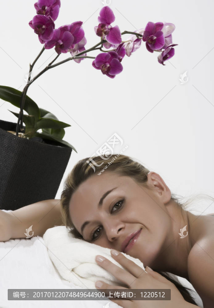 美麗的女人在水療和健康中心hotstone按摩