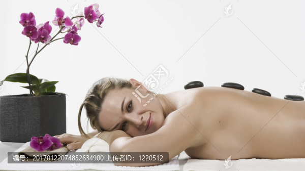 美麗的女人在水療和健康中心hotstone按摩