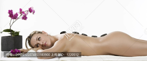 美麗的女人在水療和健康中心hotstone按摩