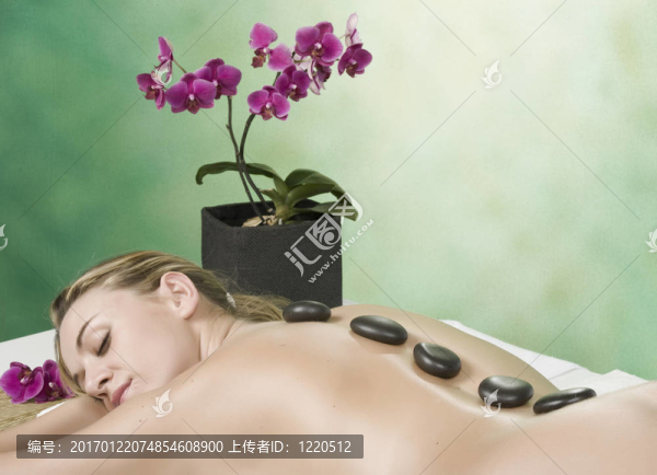 美麗的女人在水療和健康中心hotstone按摩