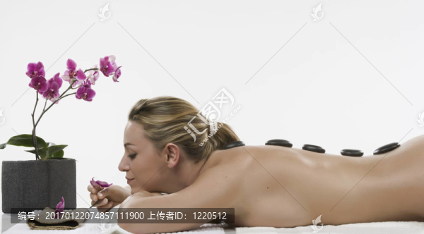 美麗的女人在水療和健康中心hotstone按摩
