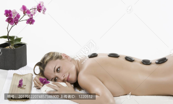 美麗的女人在水療和健康中心hotstone按摩