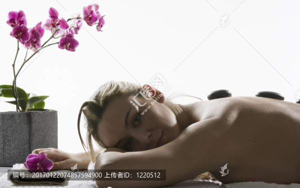 美麗的女人在水療和健康中心hotstone按摩