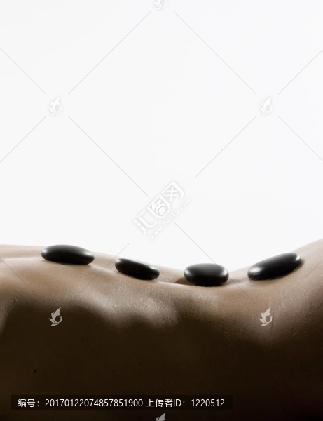 美麗的女人在水療和健康中心hotstone按摩