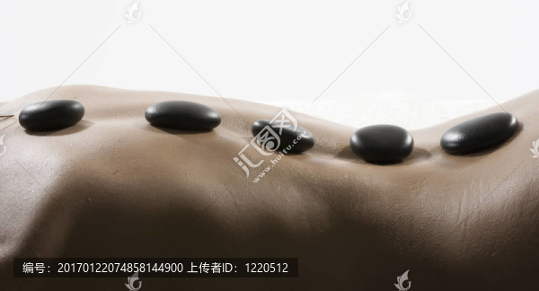 美麗的女人在水療和健康中心hotstone按摩