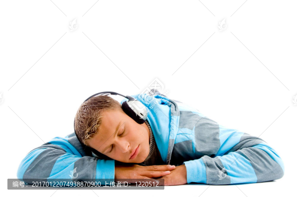 迷人的男性享受音樂