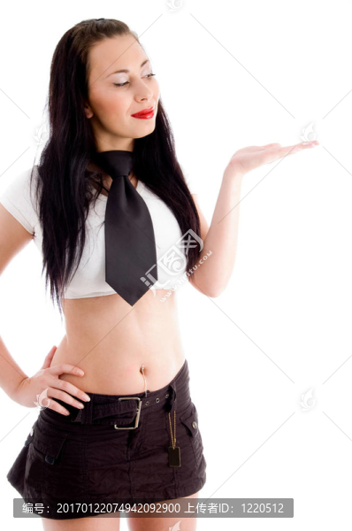 女人擺姿勢(shì)像抱著什么東西