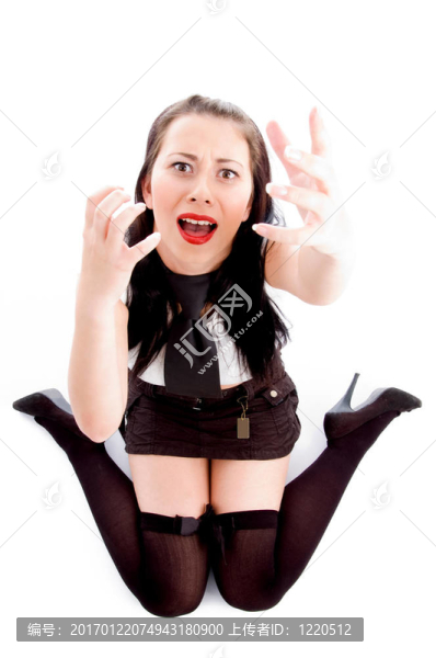 可愛的女性模特與手勢和面對相機