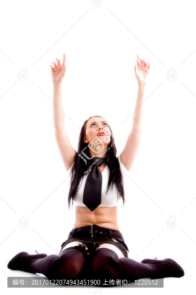 可愛的女性模特與手勢和面對相機